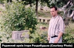 Біля березанської церкви були поховані й моя прабабуся і Марта Корж. На світлині – автор біля могили Софії Федорівни Роздобудько (1889–1976). Фото 2003 року