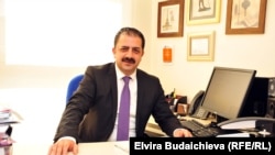 Синан Алчын, Стамбул шаарындагы «Күлтүр» университетинин профессору.