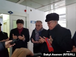 Слева направо: Осмонакун Ибраимов, Омурбек Текебаев и Жолборс Жоробеков. 22 декабря 2018 года.