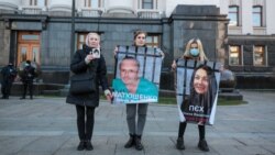 Мама полоненого Григорія Сінченка (крайня зліва) на акції під ОПУ, Київ, 26 березня 2020 року