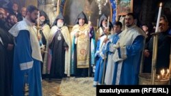 Армянский патриарх Иерусалима Нурхан Манукян и члены конгрегации, Вифлеем, 2020 г․