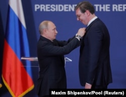 Очільник Росії Володимир Путін нагороджує президента Сербії Александра Вучича (праворуч) орденом Олександра Невського. Белград, Сербія, 17 січня 2019 року
