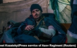 Один із поранених українських військовослужбовців на території заводу «Азовсталь» у Маріуполі, 10 травня 2022 року