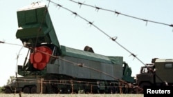 Ракета-носій у транспортному контейнері після вилучення із бункера на військовій базі біля міста Первомайськ в рамках другого етапу ядерного роззброєння України. 13 серпня 1998 року 