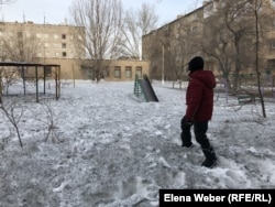 Теміртаудағы балалар ойнайтын алаңдағы қара түсті қар.