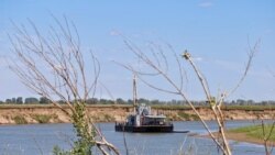 Жайық өзені түбін тазалап жатқан кран. Үлкен Шаған ауылы, Батыс Қазақстан облысы. 5 шілде 2019 жыл.