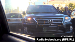 Проблискові маячки під решіткою