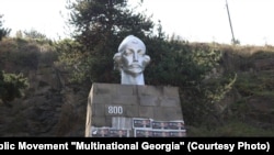 Тбилисидеги Шота Руставелиге орнотулган эстелик.