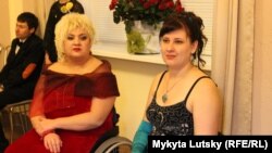 Елена Кравченко (справа)