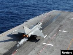 Французький літак Rafale на авіаносці
