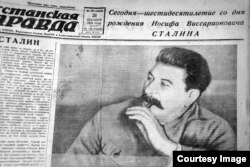 "დღეს იოსებ ბესარიონის ძე სტალინის 60 წლისთავია". აქვეა ანასტას მიქოიანის პანეგირიკი "სტალინი - ეს ლენინია დღეს". გაზეთი "ყაზახეთის პრავდა", 1939 წ. 21 დეკემბერი