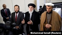 گلبدین حکمتیار یک تن از نامزدان انتخابات ریاست جمهوری افغانستان همراه با یک معاونش