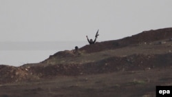 Боевики ИГ близ сирийского города Кобани, расположенного недалеко от границы с Турцией. 13 октября 2014 года.