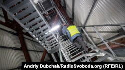 Майже стометровий підйом сходами під дах конфанменту