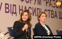 Аланна Армітраж (ліворуч)