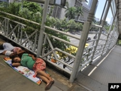 Нищие перед зданием Центрального банка Индонезии в Джакарте