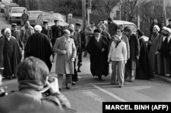 آیت‌الله خمینی در آخرین روز از اقامتش در نوفل لو شاتو در ۱۱ بهمن ۵۷