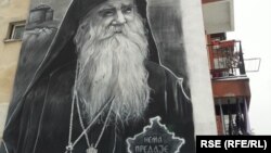 Komunalni inspektor u Mojkovcu donio je rješenje o uklanjanju murala sa likom Amfilohija Radovića, sa jedne od stambenih zgrada i naredio vraćanje fasade u prvobitno stanje.