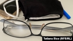 د سترګو ډاکټران سپارښتنه کوي چې عینکې باید په ځانګړي ټوکر یا کاغذ پاکې شي.