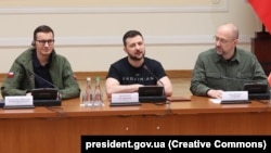 Президент України Володимир Зеленський (посередині), прем'єр-міністр Польщі Матеуш Моравецький (ліворуч) та голова уряду України Денис Шмигаль. Київ, 1 червня 2022 рік