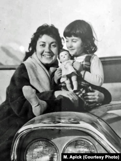 با مادرش آپیک یوسفیان در خردسالی