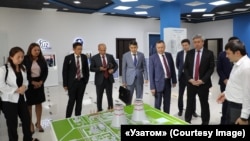 "Узатом" агенттігі өкілі Қазақстан энергетика министрлігі делегациясының мүшелеріне ресейлік АЭС жобасының макетін көрсетіп тұр. Ташкент, 9 тамыз 2019 жыл.