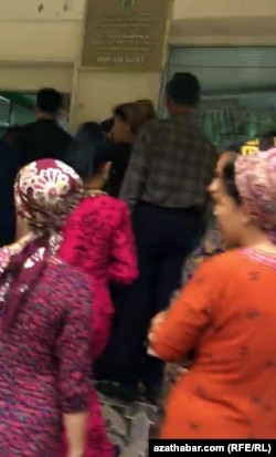 Очередь перед продовольственным магазином