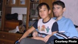 Әмир Гыйләҗев улы белән