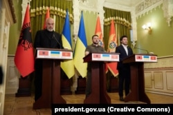 Президент України Володимир Зеленський (посередині), прем’єр-міністр Албанії Еді Рама (ліворуч) і прем’єр-міністр Чорногорії Дрітан Абазович. Київ, 15 червня 2022 року