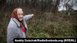 Ліля Бедренко показує рукою на місце, де і досі лежать кістки загиблих від голоду 1932–1933 років