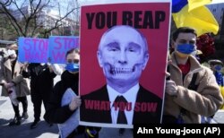 Південна Корея. Під час акції проти російського вторгнення до України біля посольства Росії в Сеулі, 27 березня 2022 року