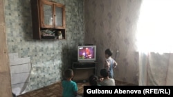 Дети Естаевых смотрят телевизор. Астана, 3 июня 2018 года.