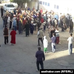 Türkmenabadyň döwlet dükanlarynyň biriniň öňünde dörän un-çörek nobaty, oktýabr 2018-nji ýyl