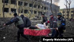 Gravidă salvată din ruinele maternității din Mariupol, bombardată de forțele rusești pe 9 martie 2022. Rusia a susținut permament că nu atacă civili și infrastructura civilă. La scurt timp, femeia – a cărei existență a fost pusă sub semnul întrebării de Kremlin – a murit. 