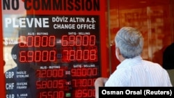 Түркиянын улуттук акчасы лиранын куну кеткен учур. Стамбул, 13-август, 2018-жыл.