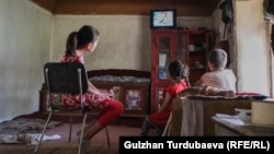 Иллюстрация. Ата-энеси миграцияда жүргөн бүлөнүн балдары. Баткен, 2019-жыл.