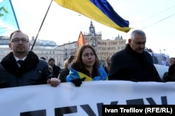 Адвокаты Николай Полозов (слева) и Марк Фейгин (справа) и сестра Надежды Савченко Вера (в центре) на акции в память о Борисе Немцове в Москве, 27 февраля 2016 года