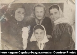 Анастасія Чмельова (по центру) з подругами, 1920-і роки, село Дмитрівка, Шахтарський район, Донеччина