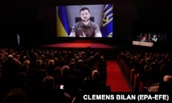 Президент України Володимир Зеленський (на екрані) під час виступу через відеозв’язок на церемонії відкриття 75-го щорічного Каннського кінофестивалю. Канни, Франція, 17 травня 2022 року
