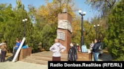 Пам'ятник легендарному очільнику меткомбінату імені Ілліча в Маріуполі Володимиру Бойку в окупованому Новоазовську