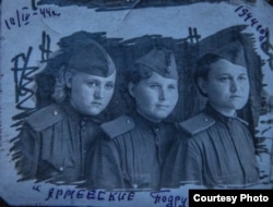 Хатипа Сафина курбалдаштары менен. 1944-жыл.