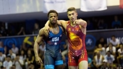 Акжол Махмудов жана Камал Амир Бей (АКШ).