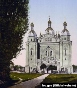 Військовий Микільський собор у Києві, збудований коштом Івана Мазепи у 1690–1696 роках. Шедевр українського бароко. Перший київський православний храм у національному архітектурному стилі. Зруйнований комуністами у 1934 році. Фото кінця XIX століття