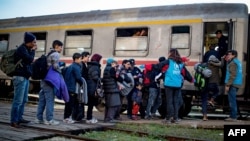 Izbeglice se ukrcavaju u voz u Šidu, 2015.