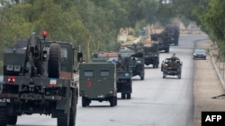 په بنو کې د پوځ قافله له یو سړکه تېرېږي - انځور له ارشیفه. 