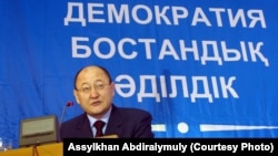 Алтынбек Сарсенбаев выступает на съезде партии «Ак жол». Алматы, 2004 год. Фото Асылхана Абдраимулы