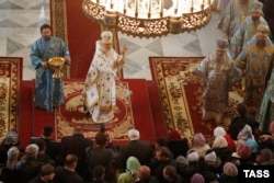 Патріарх Кирило благославляє «казаков» у Новочеркаську. Росія, Ростовська область, жовтень 2015 року