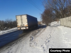 Фото автора: фура з написом «Новоросія» у колоні