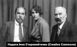 Євген Чикаленко зі своєю другою, цивільною дружиною Юлією Садик. Праворуч на фото: Микола Садовський – український актор, режисер і громадський діяч
