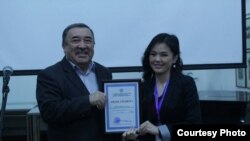 Мээрим Догдурбекова сыйлык алган учуру.